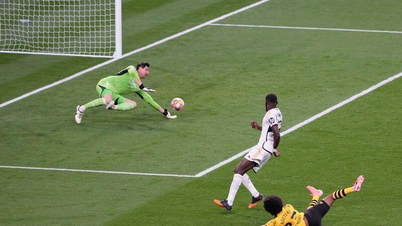 Realer Alptraum: Dortmund verliert Champions-League-Finale Madrids Torhüter Thibaut Courtois rettet gegen BVB-Stürmer Karim Adeyemi (r).