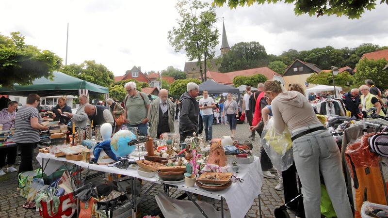 Dorfflohmarkt sorgt erneut für Ausnahmezustand in Lutter Mächtig was los auf dem Lutteraner Marktplatz, dem zentralen Punkt des Dorfflohmarktes, den Händler und Schnäppchenjäger bevölkern.