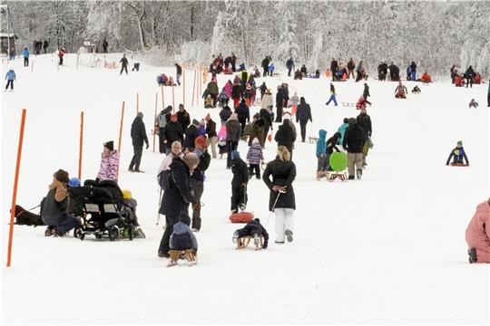 Mächtig was los auf der Skiwiese: Die Veranstalter schätzen, dass im Laufe des Samstags rund 4000 Leute am Familienfest teilnehmen.  Fotos: Schlegel/Neuendorf