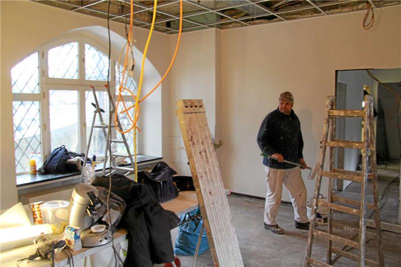Mächtig zu tun: Kabel in die Decke, Farbe an die Wand.  Foto: Heine