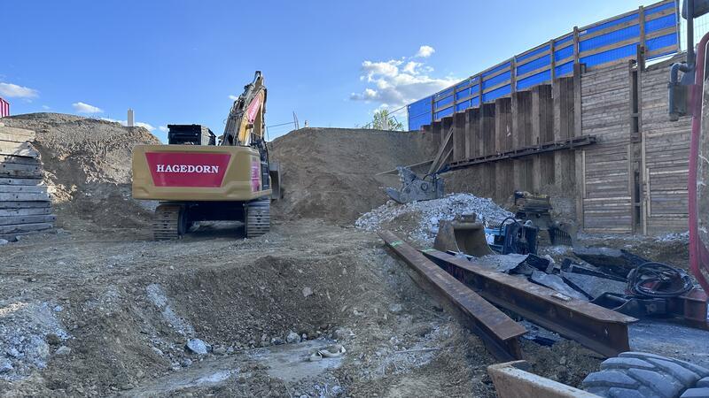 Autobahnbrücke ist weg: So geht es in Harlingerode jetzt weiter Mächtige Erdbewegungen sind nötig, um die neuen Brückenelemente einbauen zu können.