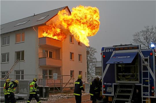 Mächtige Flammen steigen auf: Für ein maximal realistisches Szenario an den Abrisshäusern sorgen die Pyrotechnik-Experten aus den beiden THW-Fachgruppen Sprengen aus Halberstadt und Clausthal-Zellerfeld. Fotos: Epping