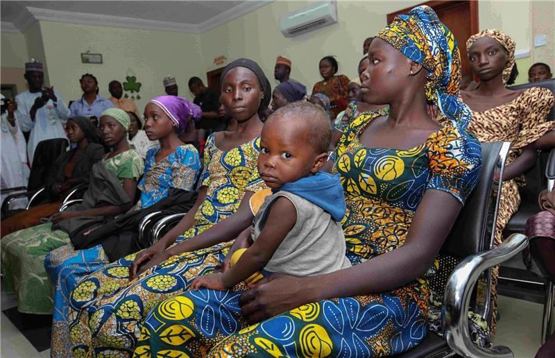 Mädchen aus Chibok, die zuvor aus der Hand islamistischer Extremisten befreit worden waren. (Archiv)