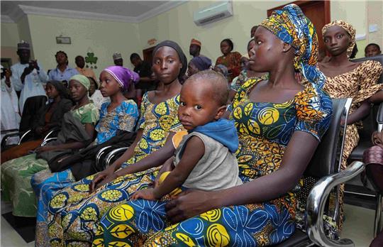 Mädchen aus Chibok, die zuvor aus der Hand islamistischer Extremisten befreit worden waren. (Archiv)