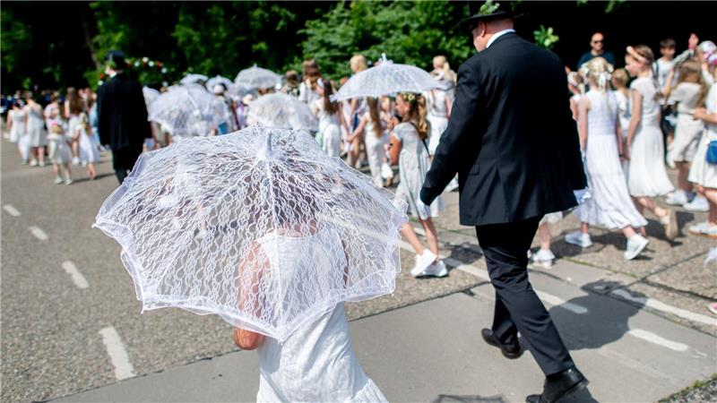 13-Jähriger ist Wildeshauser Kinderkönig Mädchen laufen in weißen Kleidern beim Ausmarsch mit.
