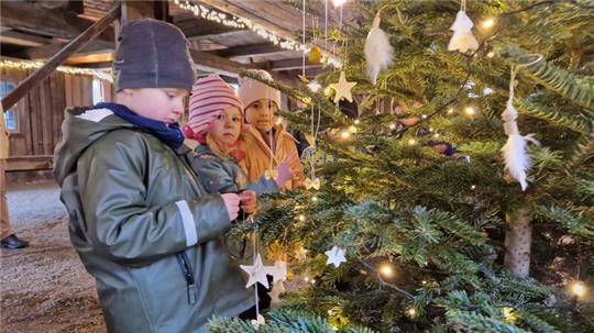Mädchen und Jungen aus der Kita Berliner Straße schmücken den Weihnachtsbaum im Gaipel des Oberharzer Bergwerksmuseum.