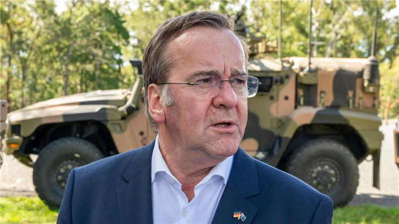 Männer der Altersgruppe 17 bis 45 brauchen nach Angaben von Verteidigungsminister Boris Pistorius (SPD) keine Genehmigung für lange Auslandsaufenthalte. (Archivbild)