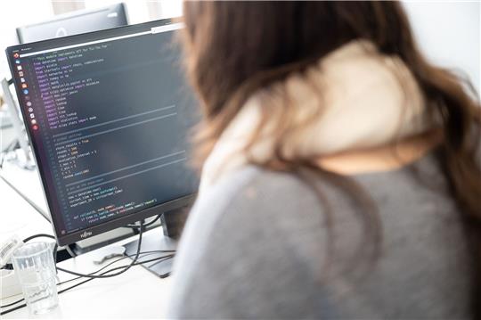 Männer und Frauen werden in vielen Bereichen unterschiedlich behandelt. Dies ist auch bei Algorithmen der Fall.