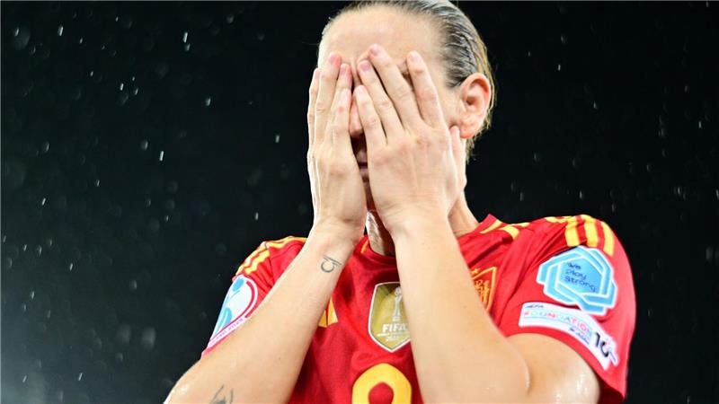 DFB-Team schwankt zwischen „viel Frust“ und „Lust auf mehr“ Mag nicht hinsehen: Torhüterin Ann-Katrin Berger, die nach Schlusspfiff das Trikot ihrer Vereinskollegin Esther González überzog.
