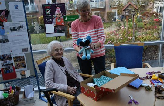 Magdalena Lanko und Karin Kolan packen im Abendfrieden gemeinsam einen Schuhkarton für ein Mädchen.