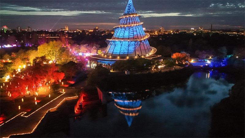 Magdeburg leuchtet bei der Lumagica im Elbauenpark.