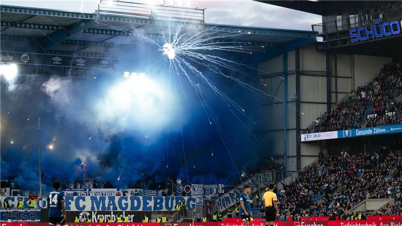 Magdeburger Fans sorgten für eine Unterbrechung der Partie in Bielefeld.
