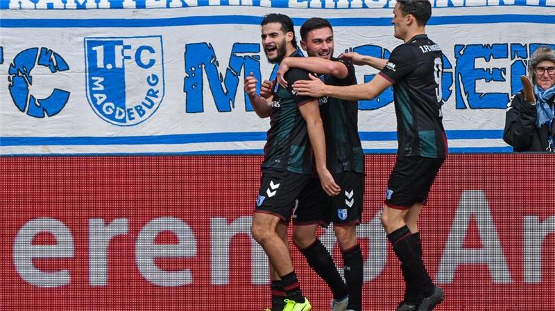 Frust für Patz: Jahn Regensburg verliert gegen Magdeburg Magdeburger Torjubel mit Schütze Mohammed El Hankouri (l).