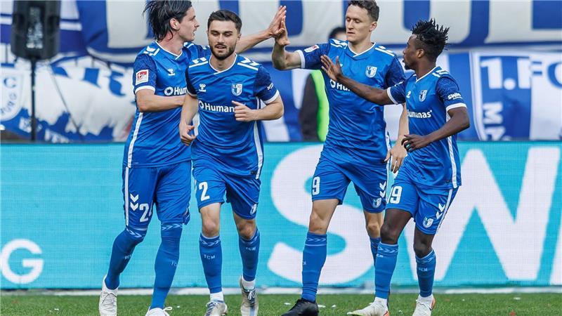 Düsseldorf verliert in Magdeburg - am Ende nur Sechster Magdeburgs Jean Hugonet (l) klatscht sich mit Teamkollegen ab nach seinem Treffer zum 1:1.