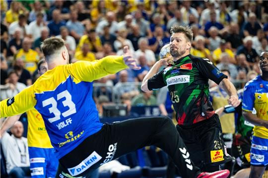 Magdeburgs Marko Bezjak (r) hat mit dem SCM die Champions League gewonnen.