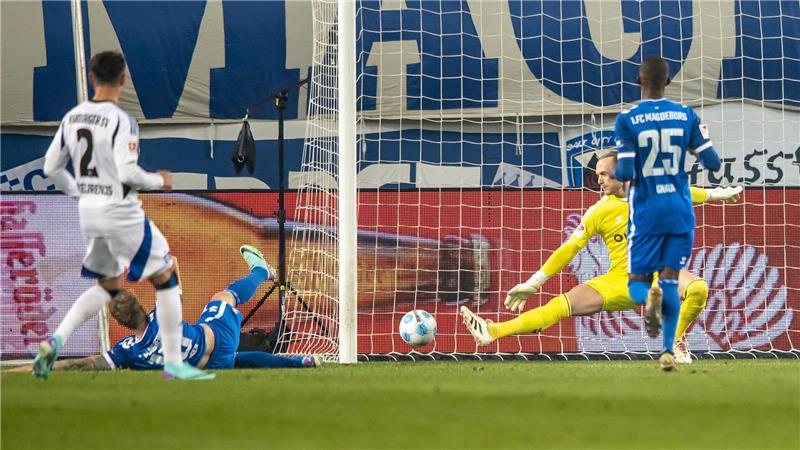 HSV weiter Spitze: 3:0 im Spitzenspiel in Magdeburg Magdeburgs Mathisen (am Boden) trifft per Eigentor zum 0:2