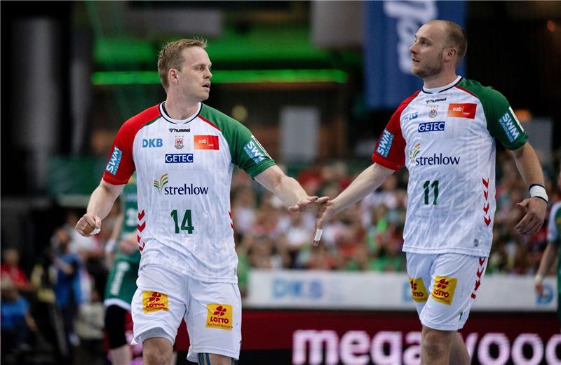 SC Magdeburg steht im Halbfinale des Super Globe Magdeburgs Omar Ingi Magnusson (l) und Daniel Pettersson schlagen nach einem Tor ab.