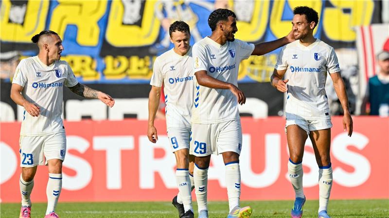 DFB-Pokal: Drei Kleine raus - Leverkusen weiter Magdeburgs Rayan Ghrieb (2.v.r.) darf sich beim Pokalsieg in Saarbrücken feiern lassen