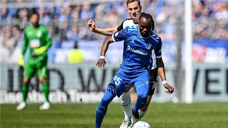Magdeburg mit 0:1-Niederlage beim SSV Ulm Magdeburgs Silas Gnaka (l) verteidigt den Ball gegen Ulms Dennis Dressel.