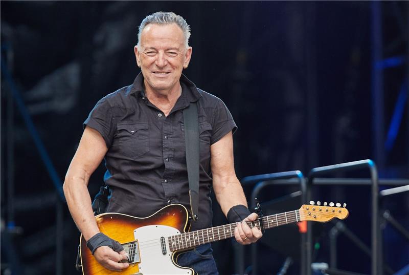Springsteen sagt Konzerte wegen Magengeschwür-Symptomen ab Magenprobleme setzen Bruce Springsteen im September außer Gefecht - der Musiker freut sich nach eigener Aussage aber schon auf seine Bühnen-Rückkehr.