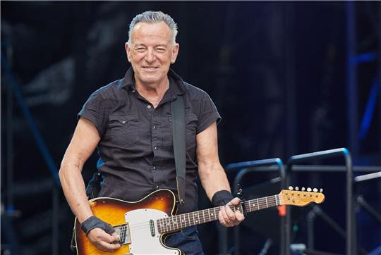 Magenprobleme setzen Bruce Springsteen im September außer Gefecht - der Musiker freut sich nach eigener Aussage aber schon auf seine Bühnen-Rückkehr.