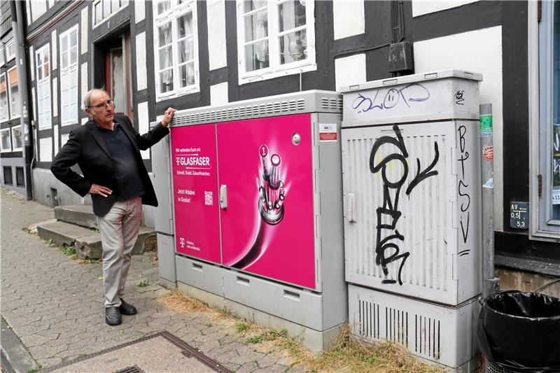Goslarer Altstadt: Schreiende Magenta-Farben mitten im Welterbe Magentafarbener Eingriff ins historische Stadtbild: Günter Piegsa vor einem Telekom-Verteilerkasten in der Charley-Jakob-Straße. Foto: Hartmann