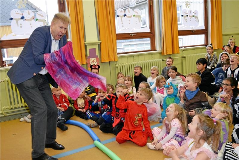 Magier und Moderator Steffen Borowski sorgt für viel Spaß bei den Mädchen und Jungen von Schule und Kindergarten.  Foto: Breutel