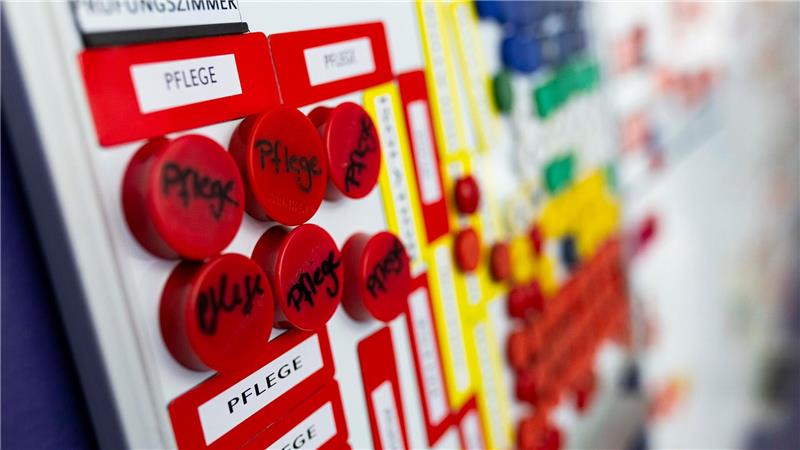 100 Prozent Pflege im Krankenhaus? „Das geht einfach nicht“ Magnete auf einer Planungstafel – im Krankenhausalltag ist es nicht immer leicht, den Überblick zu behalten.