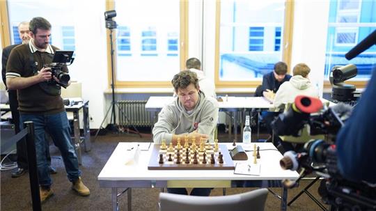 Magnus Carlsen saß am Wochenende zweimal für den FC St. Pauli am Brett.
