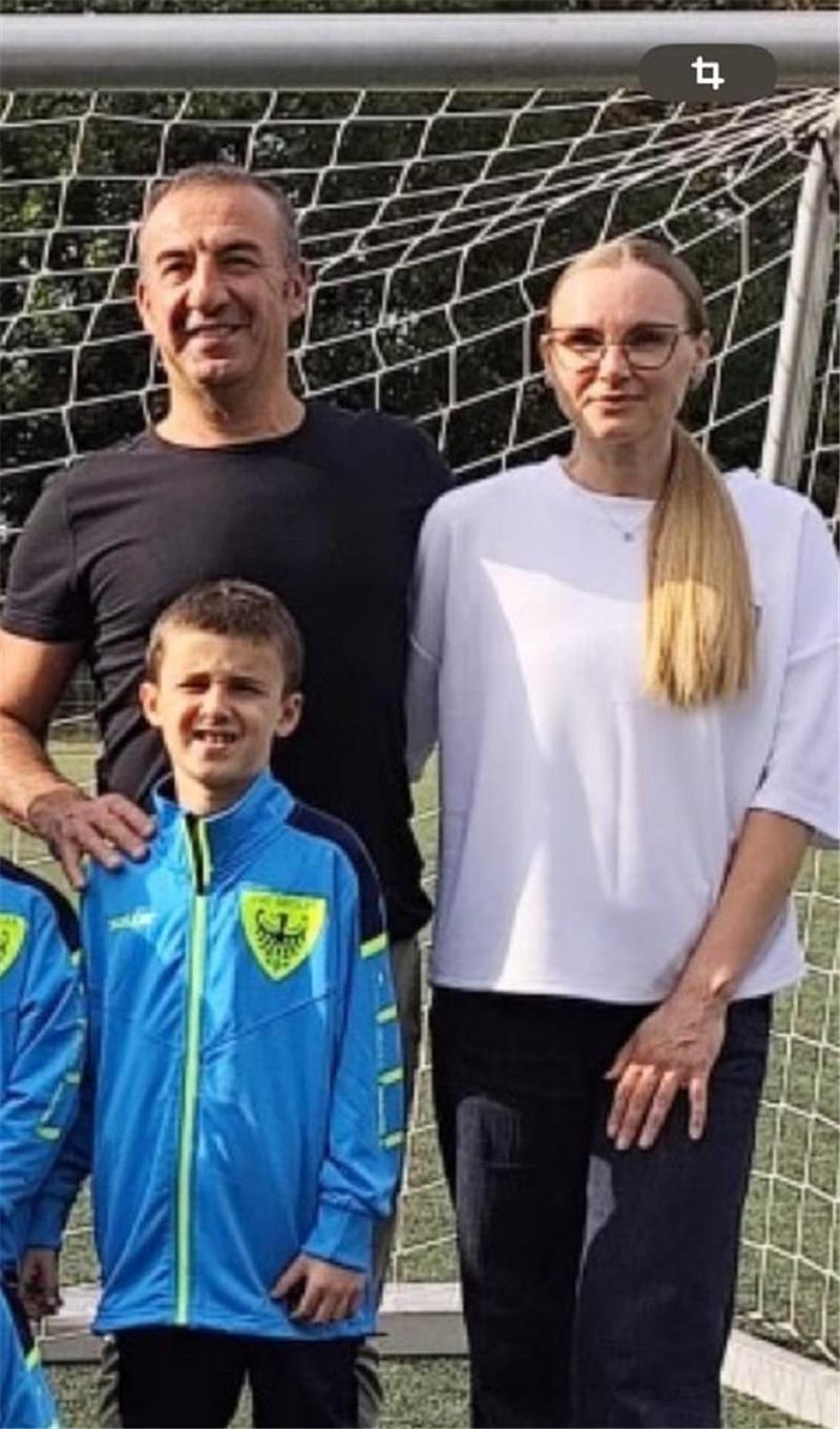 Mahmut Kartal verkauft das „Aubergine“ in Goslars Altstadt Ein Mann und eine Frau stehen vor einem Tor hinter einem Jungen in Trainingsjacke.