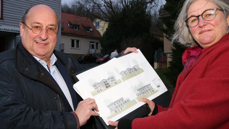 Maic Lindner, stellvertretender Vorsitzender des Vorstands und kaufmännischer Leiter des AWO-Bezirksverbandes Braunschweig, und Architektin Britta Kerstingjohänner präsentieren die Pläne.