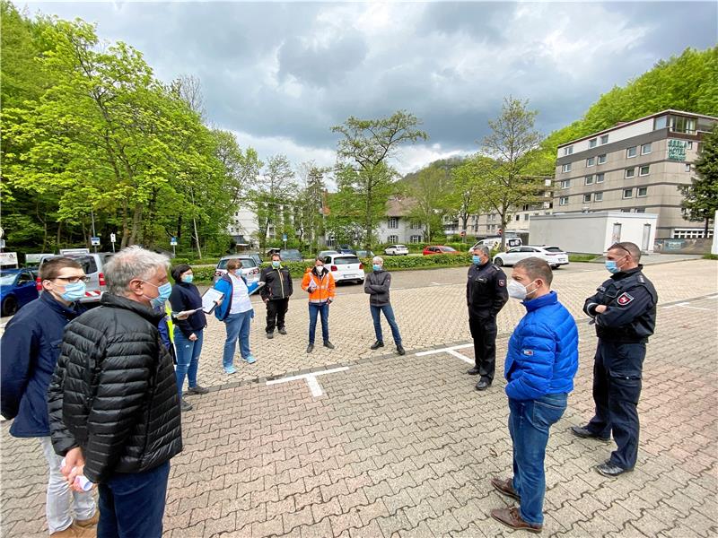 Maik Herrmann (2.v.l.) wird mit einigen Partnern, darunter auch ein Mediziner, das Testzentrum betreiben. Die Behörden – von der Stadt über die Polizei bis hin zur Straßenverkehrsbehörde – unterstützen ihn dabei. Foto: Schlegel