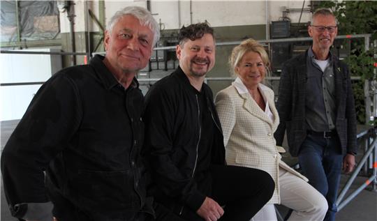 Maik Herrmann (v.l.) und Paul Kunze hauchen der alten Schlosserei wieder kulturelles Leben ein, sehr zur Freude von Oberbürgermeisterin Urte Schwerdtner und Welterbe-Chef Dr. Johannes Großewinkelmann.