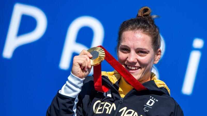 „Alle geweint“: Emotionale Hausberger feiert Gold Maike Hausberger jubelt sich über ihre Goldmedaille im Einzelzeitfahren.