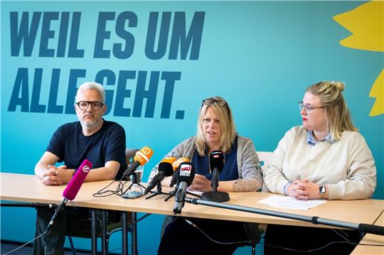Maike Schaefer (M), Spitzenkandidatin von Bündnis 90/Die Grünen, Alexandra Werwath (r), und Florian Pfeffer, Landesvorstandssprecher, geben eine Pressekonferenz.