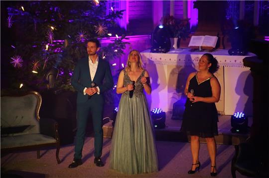 Maike Switzer (M.) sorgt bei ihrem Konzert „Winterzauber“ zusammen mit Mél Germain und Tobias Joch für eine ganz besondere Stimmung in der Trinitatiskirche. Foto: Jung