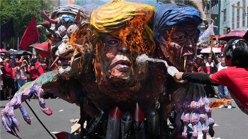 Maikundgebung in Manila: Demonstranten verbrennen Bildnisse von Trump, Netanjahu und Marcos Jr.