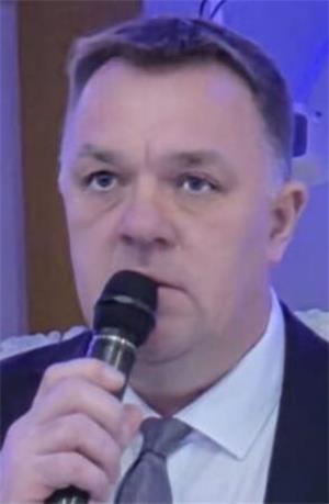 Ein Mann spricht in ein Mikro.