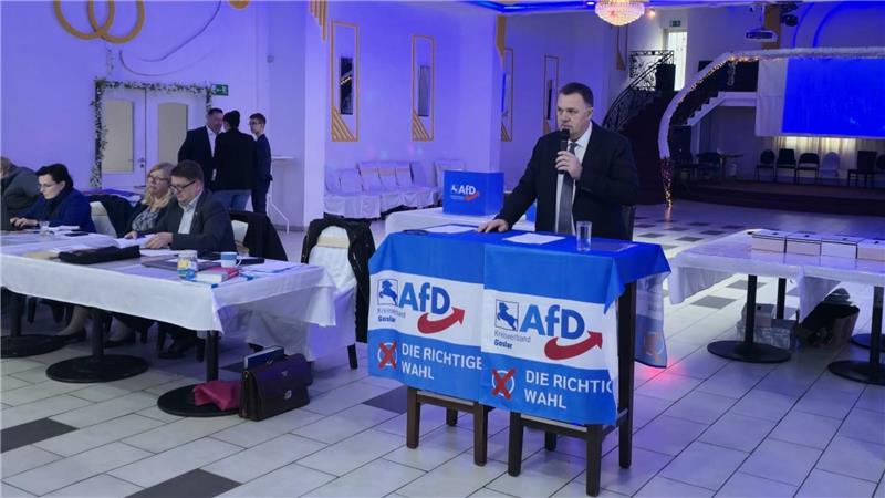 Ein Mann spricht in ein Mikrofon.