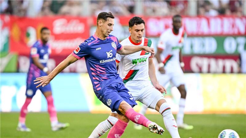 Wagners erste heftige Pleite: Mainz düpiert Augsburg Mainz-Profi Dominik Kohr (links) und Augsburgs Fabian Rieder kämpfen um den Ball.