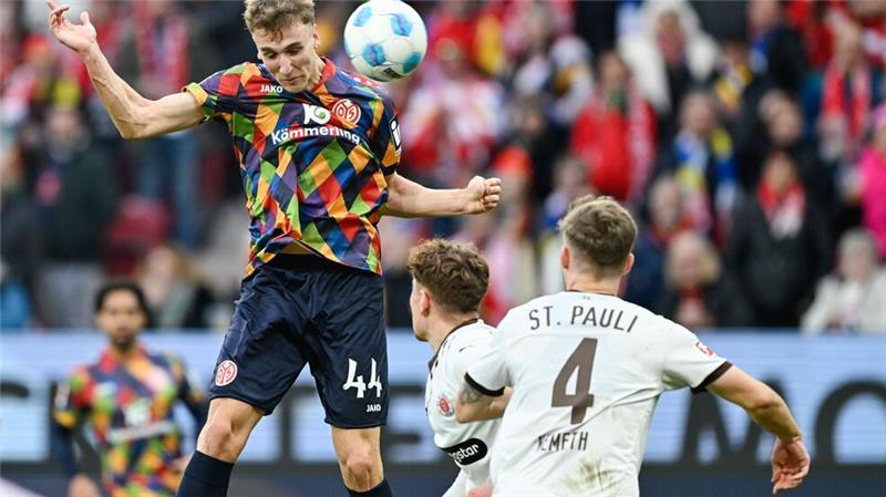 Mainzer feiern 2:0 am Fastnachtsspieltag Mainz-Stürmer Nelson Weiper trifft auf harte Gegenwehr