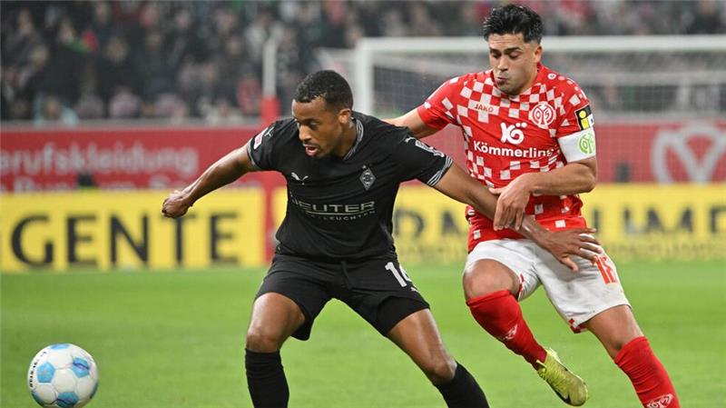 Kleindienst trifft: Glückliches Remis für Gladbach in Mainz Mainz um Nadiem Amiri (r) belohnte sich gegen Gladbach um Alassane Plea nicht für eine gute erste Hälfte.