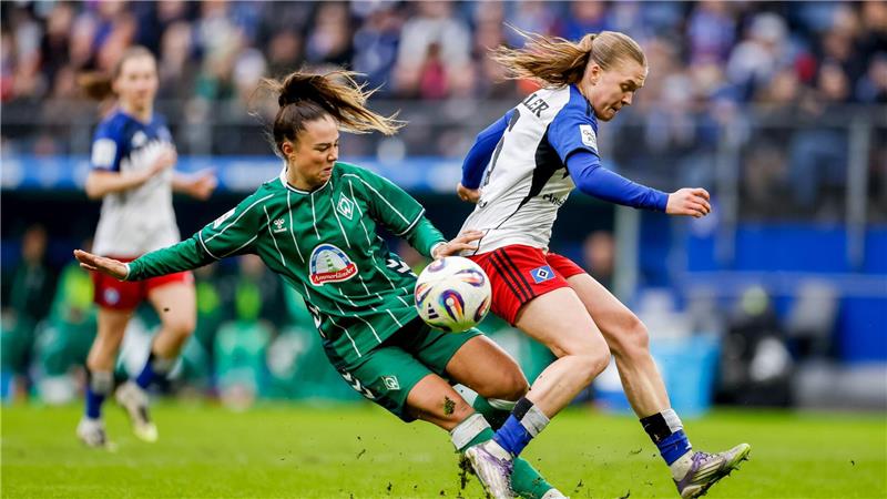 Maja Sternad (l, Werder Bremen) und Annaleen Böhler (Hamburger SV) kämpfen um den Ball.