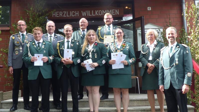 Majestäten, Pokalgewinner und Geehrte (v.li.): Jens Großmann und Heiner Homann vom Kreisschützenverband, die geehrten Mitglieder des Schützenvereins und der 1. Vorsitzende Dr. Georg Platz.