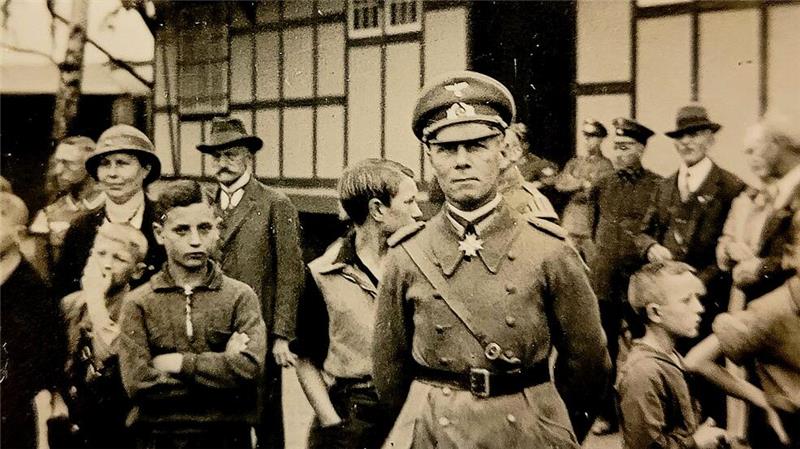 Erwin Rommel und seine Zeit in der „Reichsbauernstadt“ Goslar Major Erwin Rommel vor der Domkaserne 1934.
