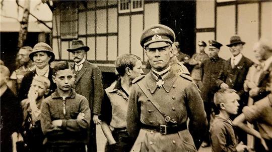 Major Erwin Rommel vor der Domkaserne 1934.