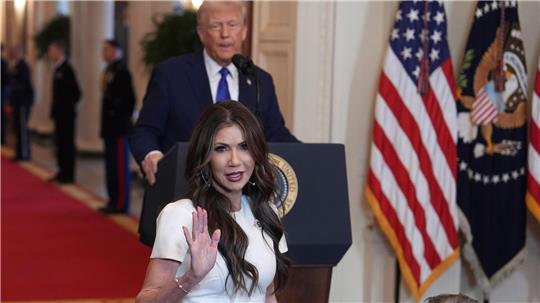 Das Bild zeigt US-Präsident Donald Trump am Rednerpult, davor Heimatschutzministerin Kristi Noem.