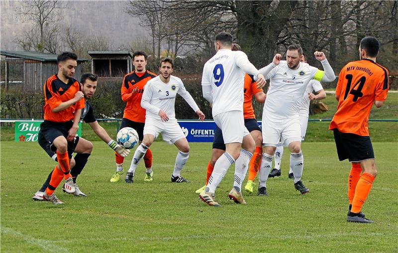 Mal wieder Vollversammlung im Isenbütteler Strafraum, aber Marcel Schaare bringt den Ball nicht im Tor unter. Patrick Cesar-Delgado (re.) und Arne Düber beobachten die Szene. Foto: Epping
