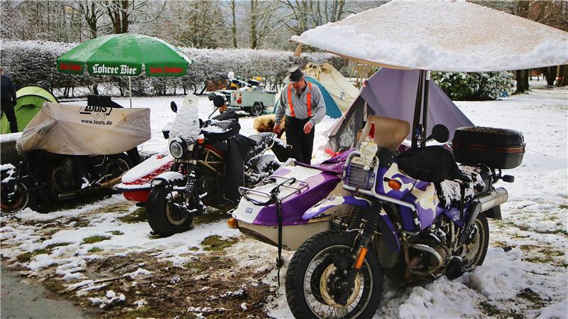 Mal wieder im Schnee: Die Gespannfahrer bauen ihre Zeltstadt auf der Wiese vor dem Kurhaus auf.