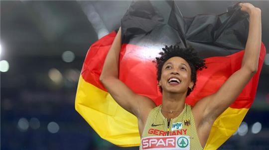 Malaika Mihambo jubelt nach ihrem EM-Sieg im Weitsprung.